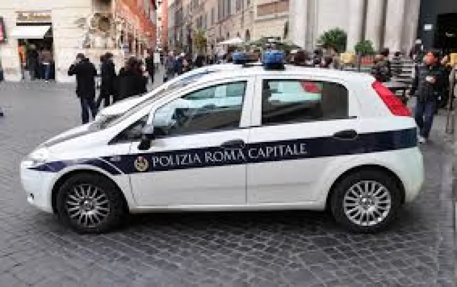 Roma, migranti sgomberati: scontri e cariche con gli idranti