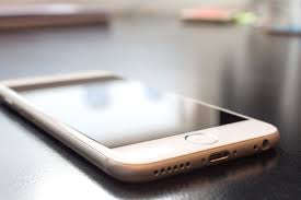 Facebook in calo: i giovani preferiscono Snapchat