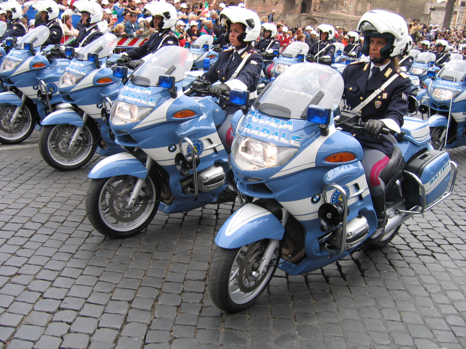 Bologna, sgombero centro sociale Làbas: scontri tra polizia e attivisti