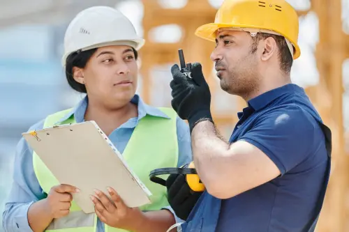 Dispositivi di sicurezza sul lavoro: come si sono trasformati gli strumenti di comunicazione in cantiere