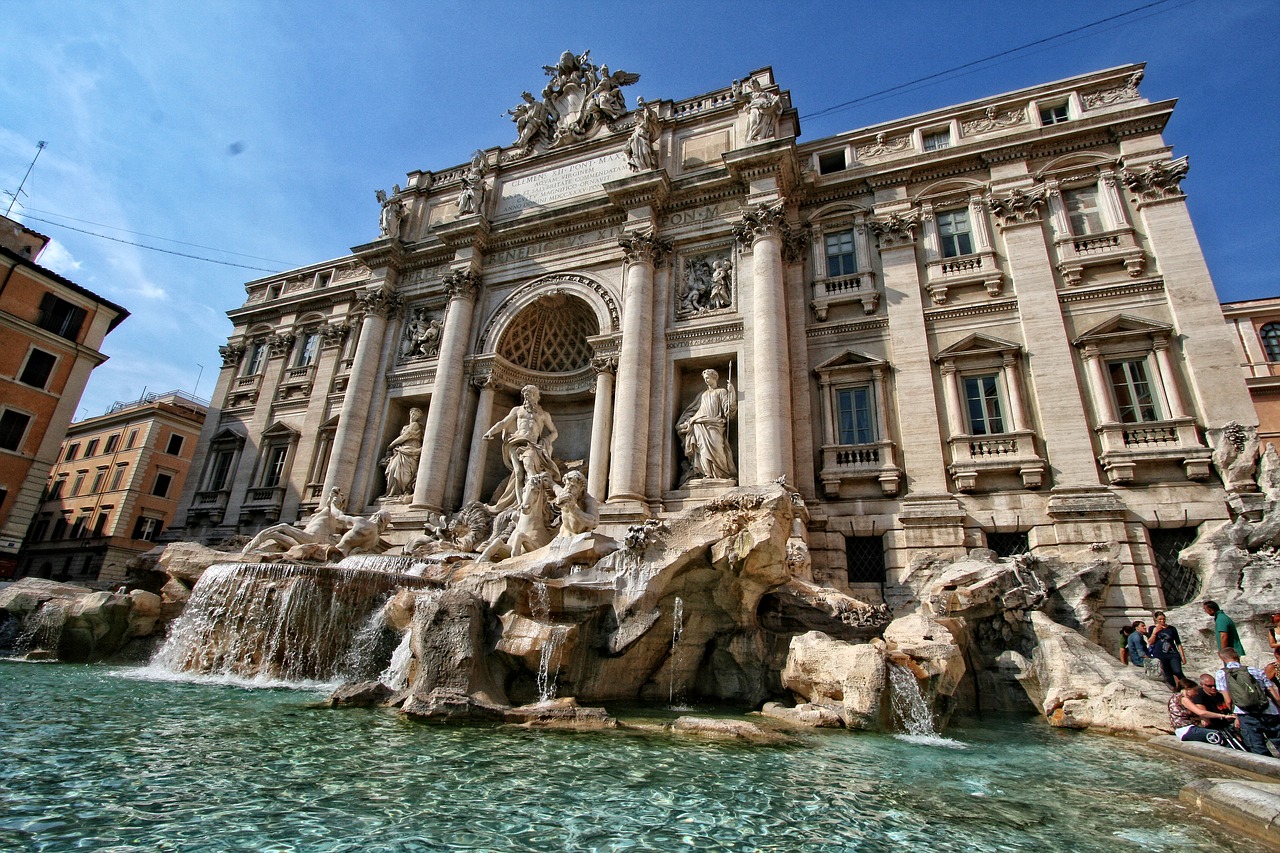 Fontana di Trevi: le monete andranno al Comune