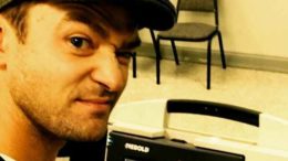 Justin Timberlake scatta selfie in cabina elettorale: nessuna penale