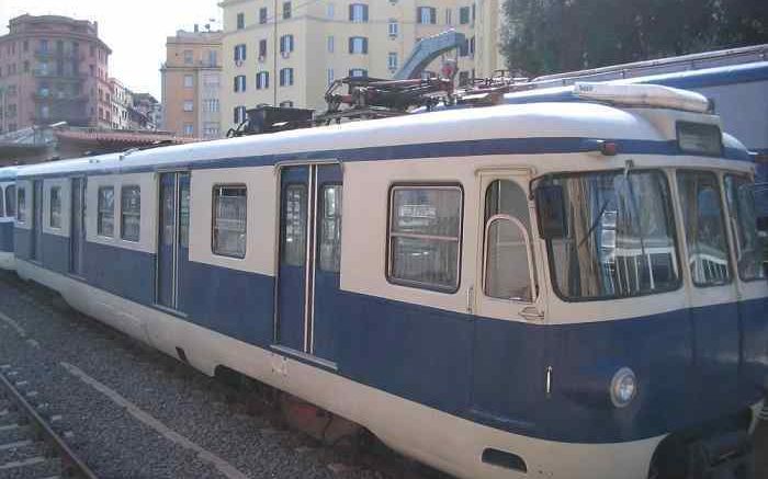 Roma, follia su un treno a Tor di Valle: giovane spacca un vetro e ferisce capotreno