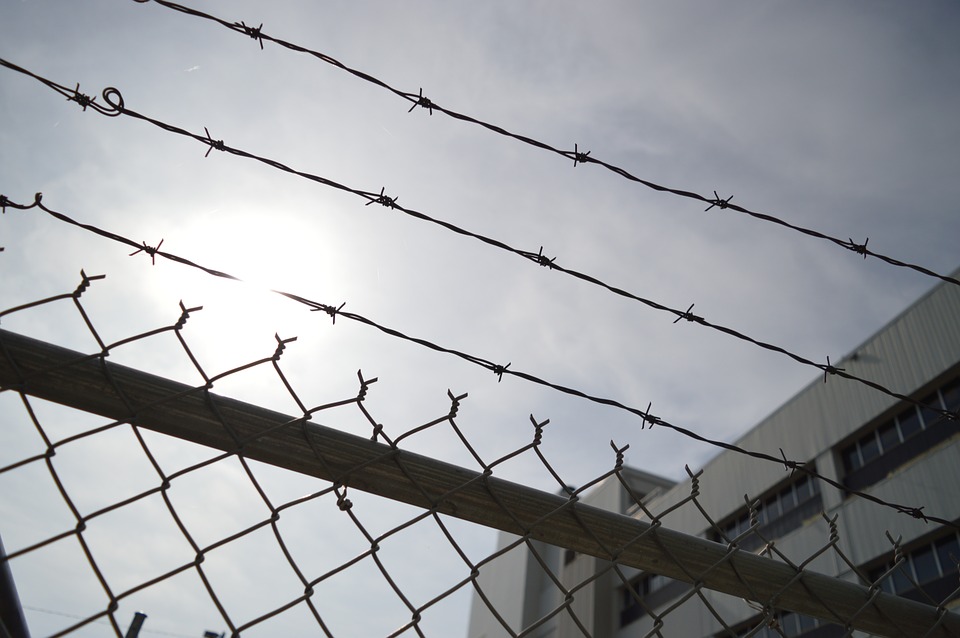 Rebibbia, detenuta uccide i suoi due bambini gettandoli dalle scale