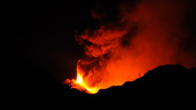 Etna, il vulcano che sta scivolando in mare, rischio tsunami?